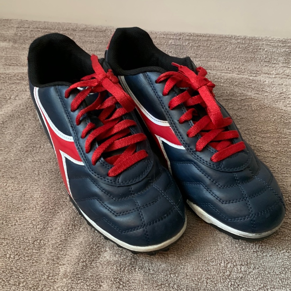 Diadora turf/indoor sneakers